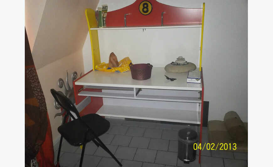 bureau, table+6 chaises chaise de repassage ect.