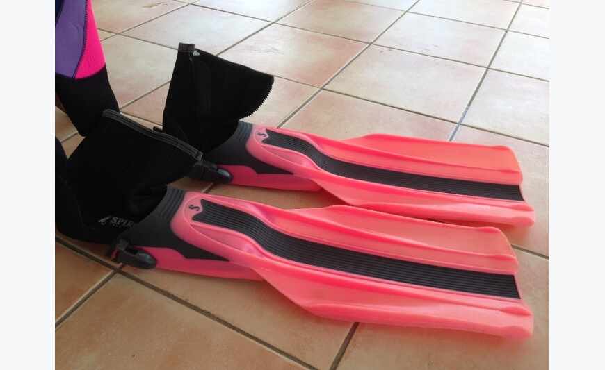 palmes de plongée sous marine avec bottillons