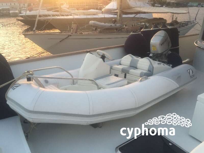 ZODIAC 340 Honda 30hp engine close of nine with