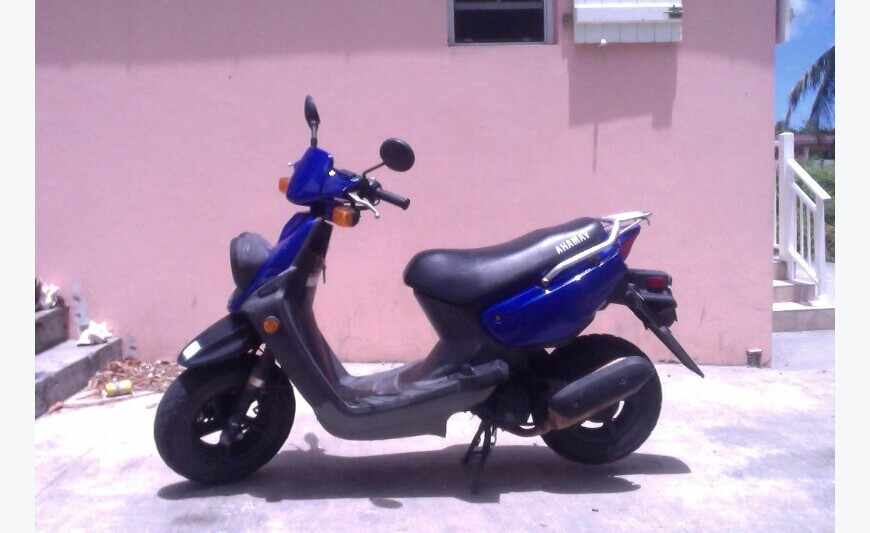 Scooter Yamaha 50cc and helmet