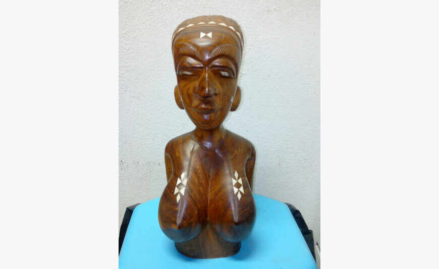 Estatua de mujer bonita en el africano de madera + perla