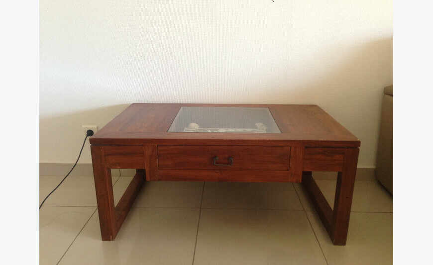 Jolie table basse en bois avec tiroir vitré