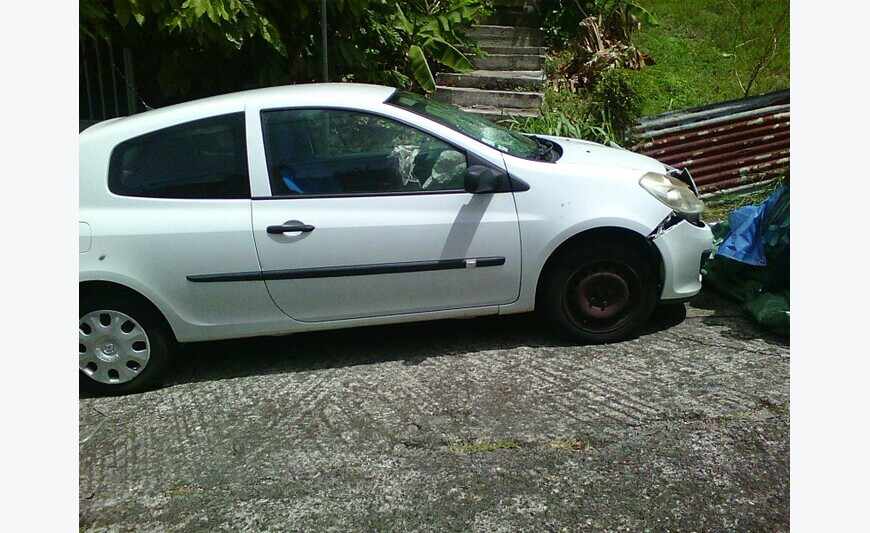 Voiture Renault clio 3 accidenté