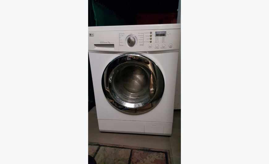lave-linge LG 7kg et 4 chaises