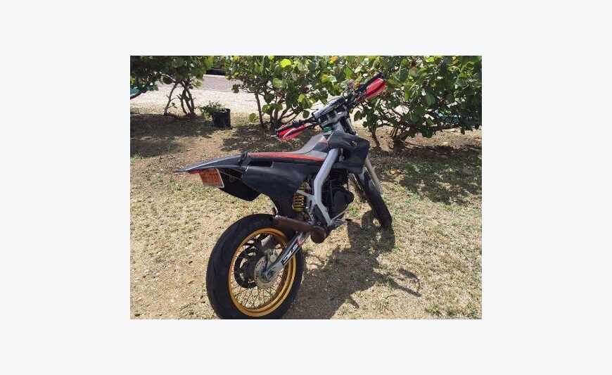 Derbi motard, Yamaha Motor de 180cc.