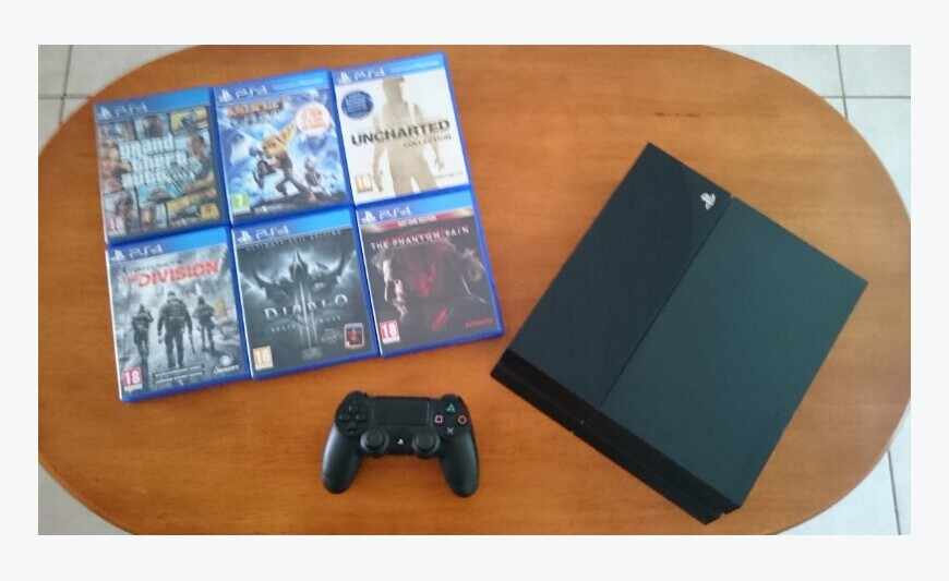 PS4 avec manette et jeux