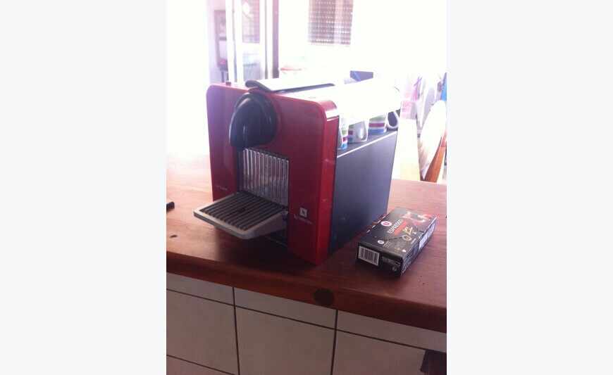Máquina Nespresso 'O cubo' + copos
