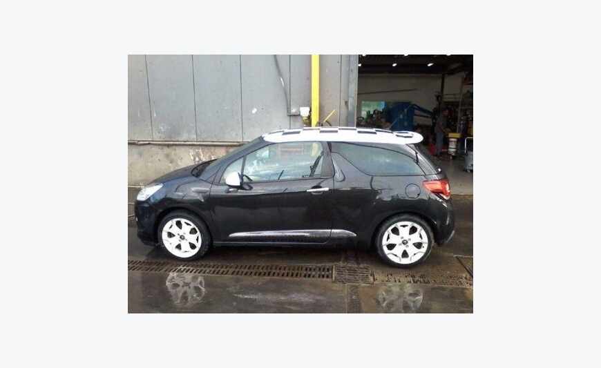 Citroën DS3 noir et blanc avec tout en damier