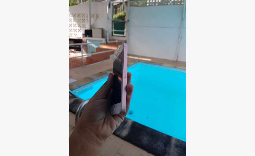 iPhone se rose 64Go