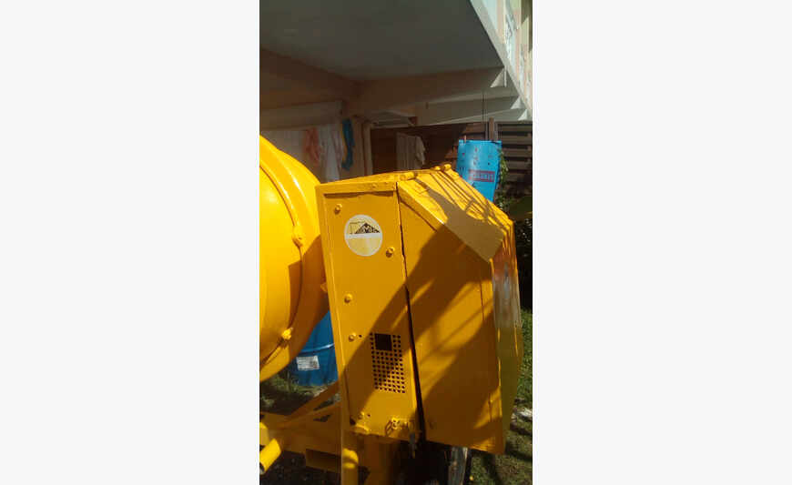 BÉTONNIÈRE 350L Tractable