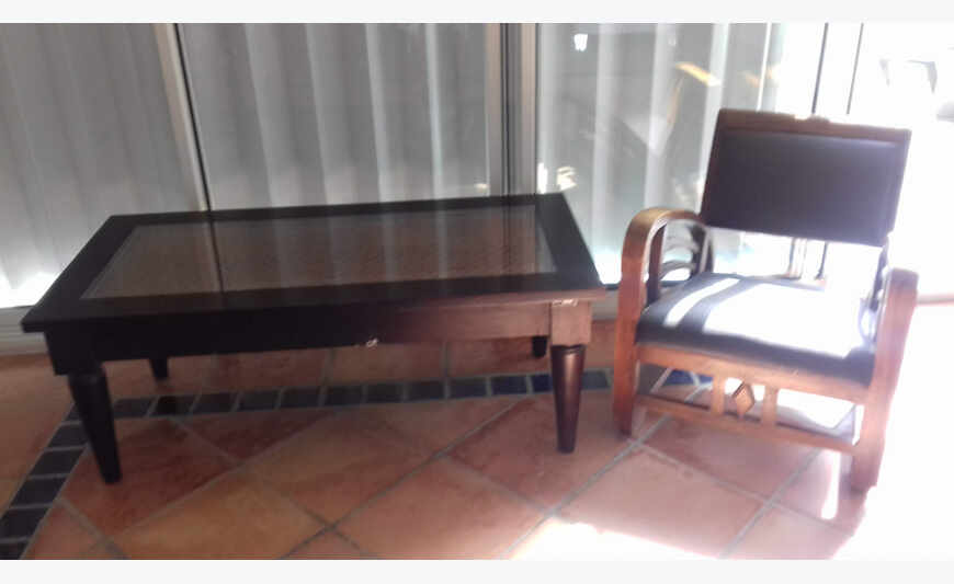 Coffee table + 2 chairs