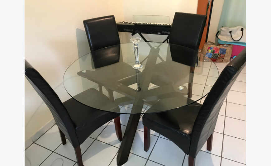 Stop affaire Table en verre + 4 chaises