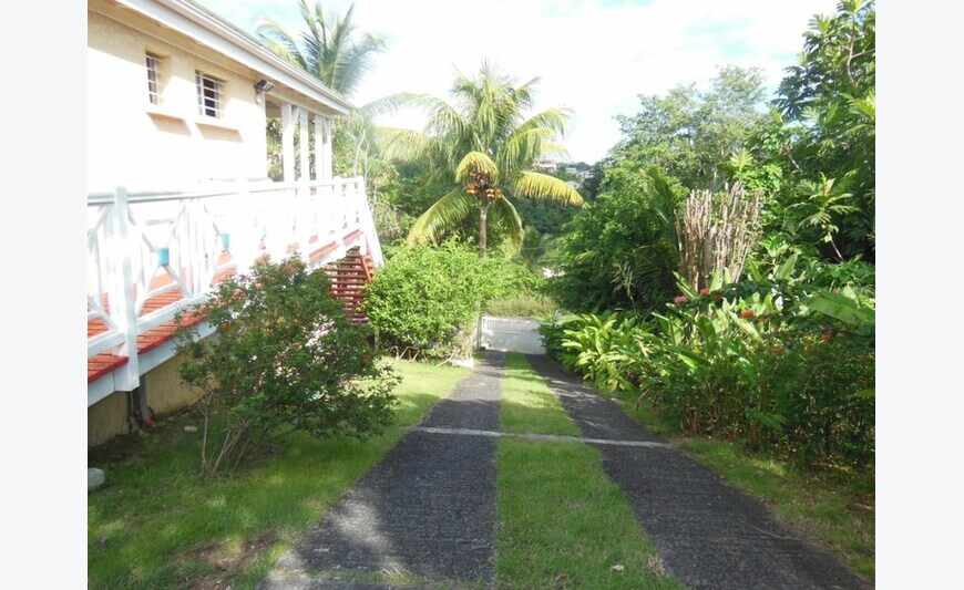 Les Abymes en haut d'un morne, très...