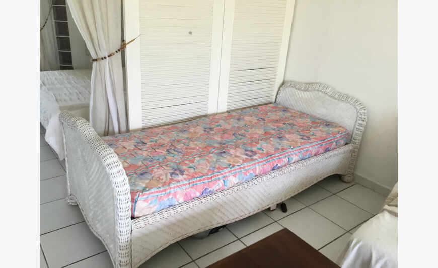 Lit rotin 1 personne matelas et sommier TBE