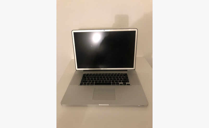 rare Apple Macbook Pro 17 "2009 QWERTY