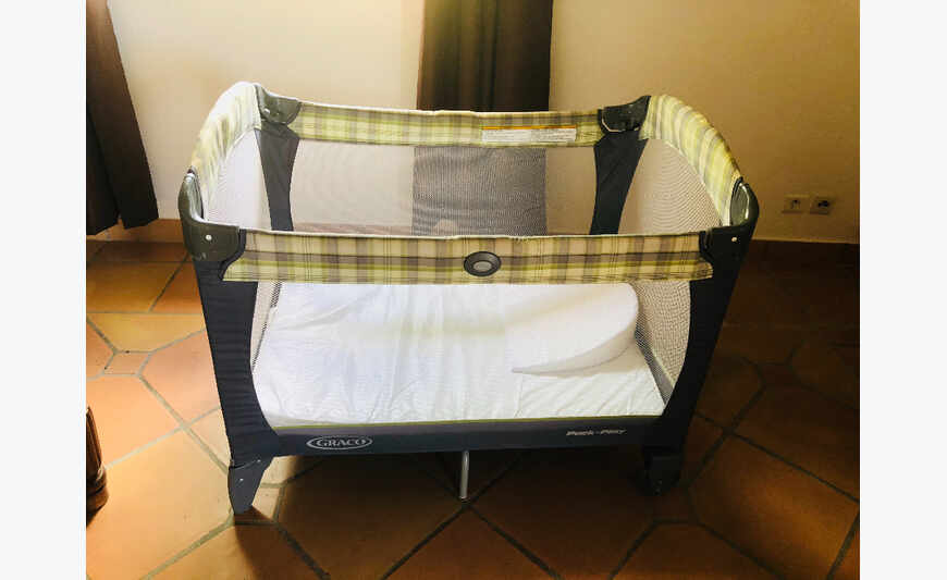 Lit parapluie GRACO avec matelas très bon état