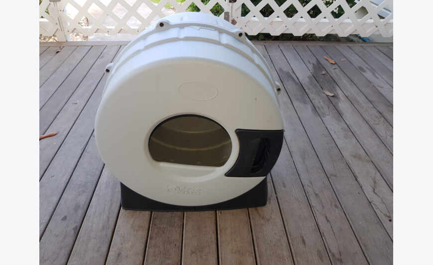 Self-cleaning litter box