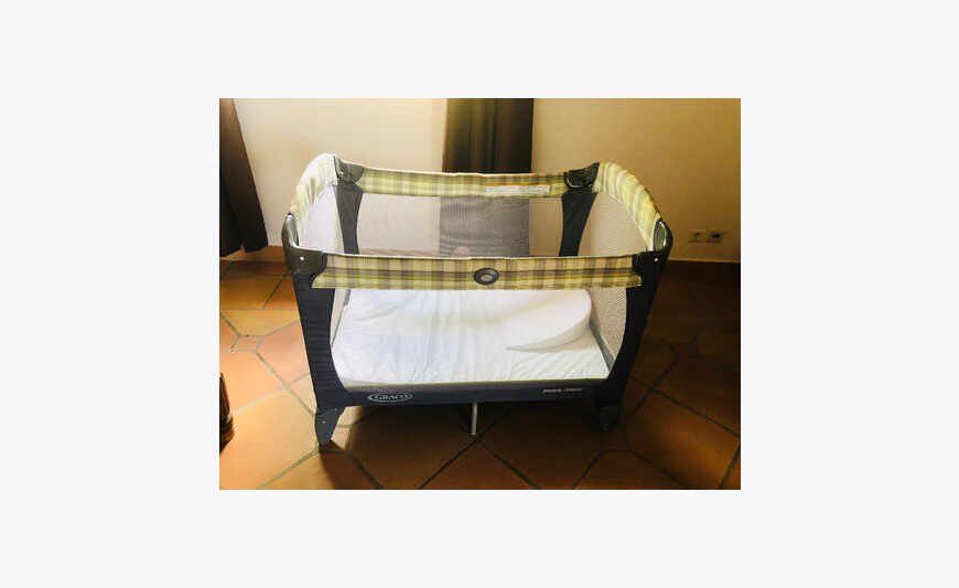 Lit parapluie Graco avec matelas en très bon état
