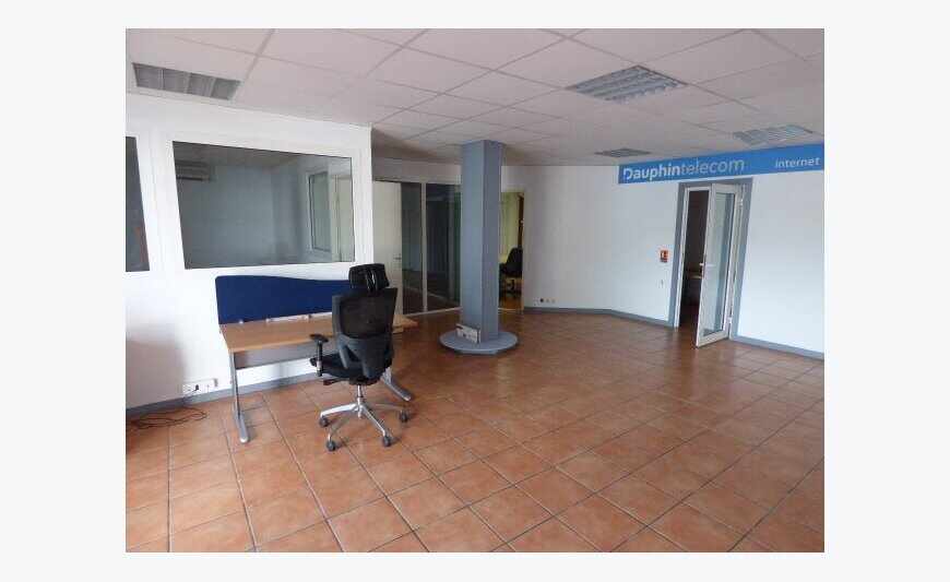 Local d'une superficie de 96 m2 situé.