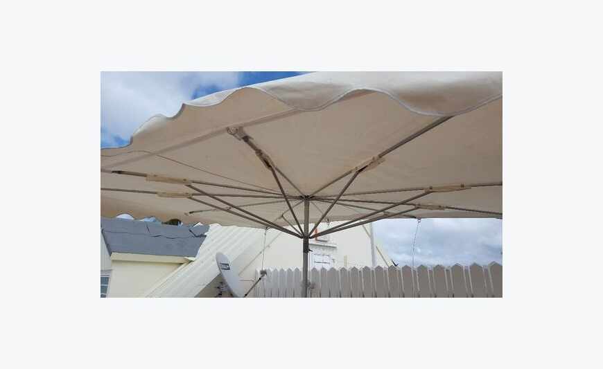 PARASOL FORAIN DE 2. 50 M X 3. 00 M with his foot