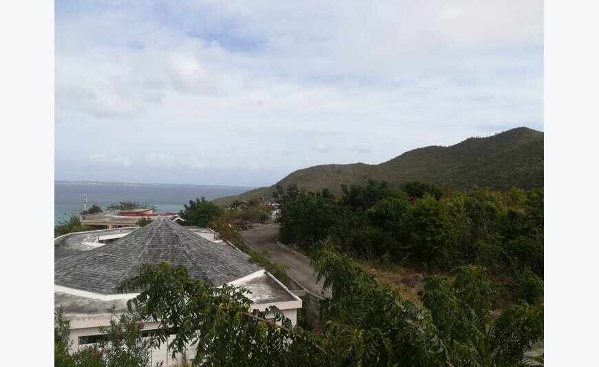 Terrain de 2650 m2 avec hôtel à rénover...