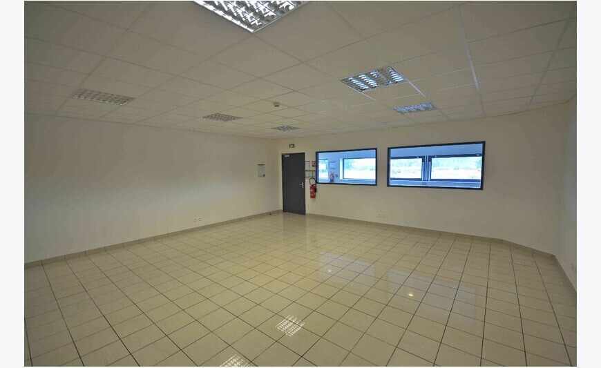 à louer Remire Montjoly local au 1e.