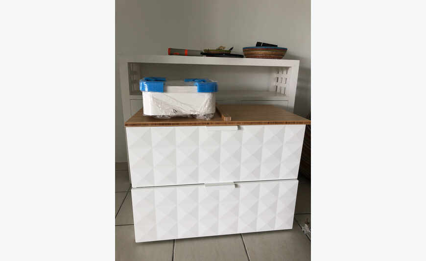 Armário novo do banheiro de IKEA e cabido com o lavatório