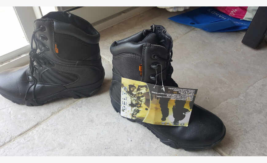 Chaussures militaires jamais porté neuf taille 42