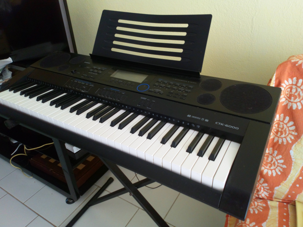 Synthétiseur Yamaha Avec Trépied - Instruments De Musique Saint-Martin ...