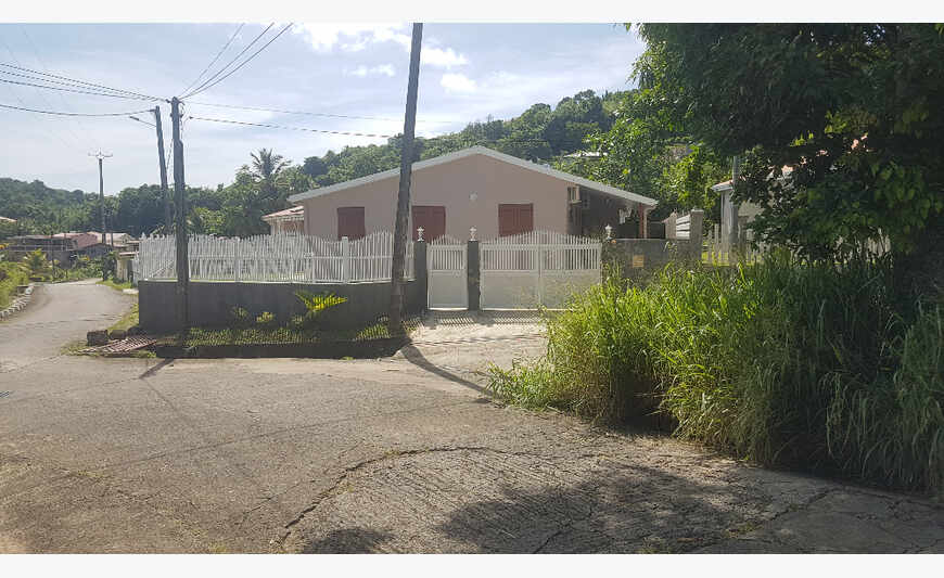 Villa de type F3 sur terrain clos