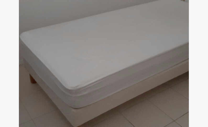 Twin bed + boxspring (verlicht 90 = sommier)