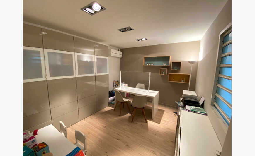OFFICE TO RENT IN MEDICAL COMPLEX A LARGE CASE