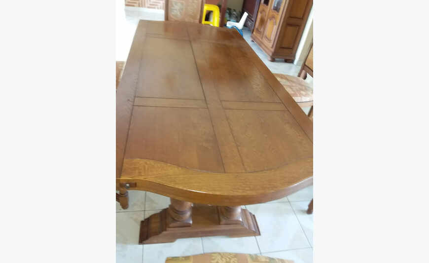 Salle à manger, table et chaises