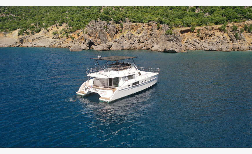 Catamarã tem motor solar completo Cumberland 44