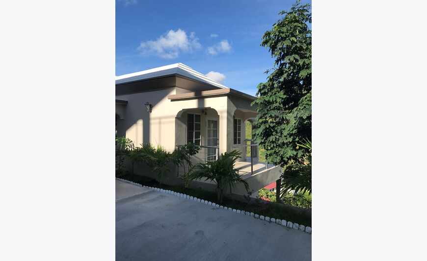 Ocean view 2-level 4 B/R semi gemeubileerde villa