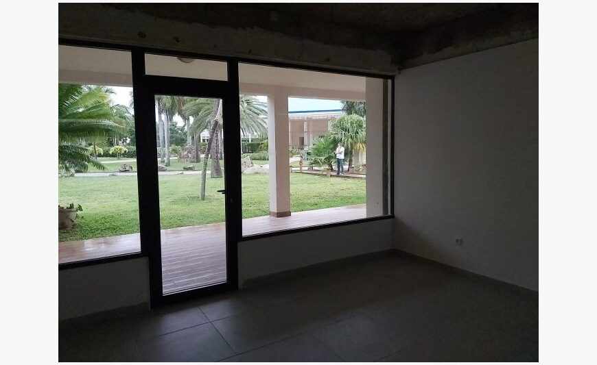 Beau local commercial a Anse Marcel