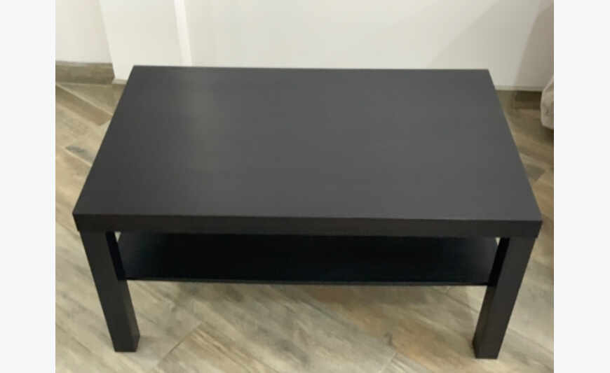 Tables et chaises et tables basses