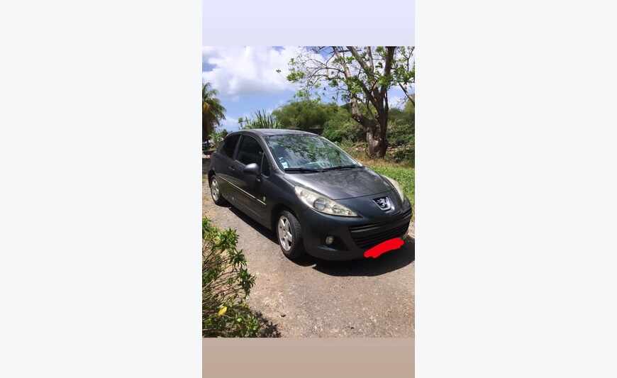 Peugeot 207 grise en bon état
