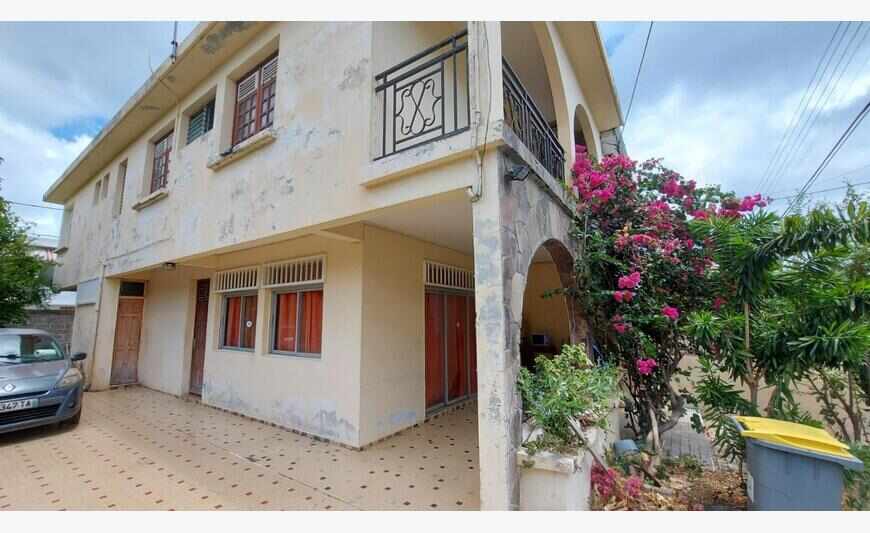 1 maison d'habitation sur 200 m2 terrain