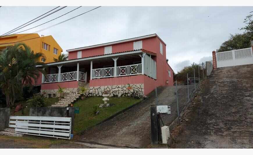Villa F4 + Bureau sur 580 m2 terrain