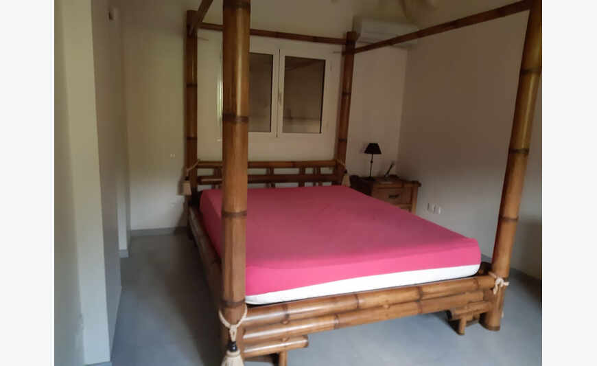 Lit baldaquin, grande commode, 2 chevets en bambou