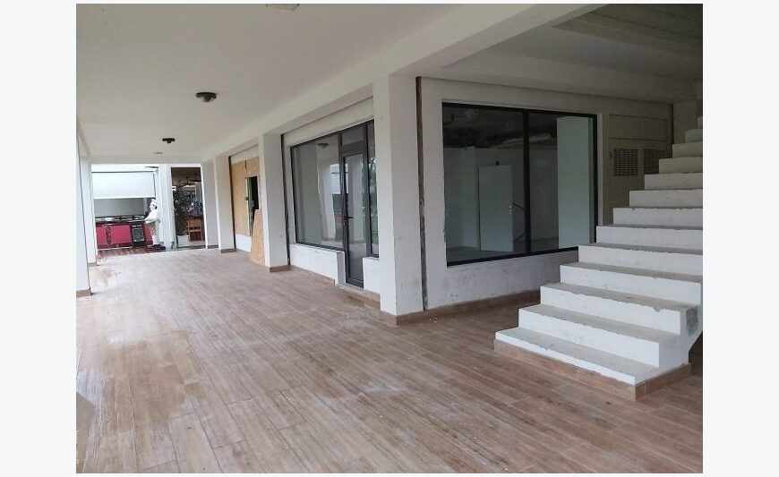 Beau local commercial a Anse Marcel