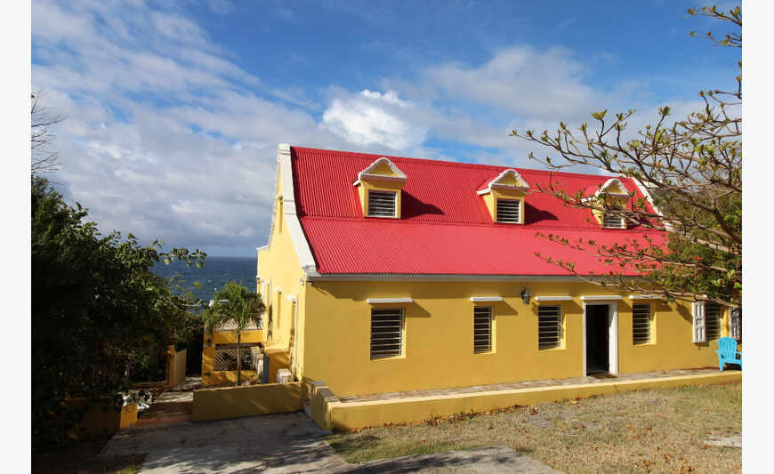 Semi-furnished 4 BR villa w/2 BR apartment