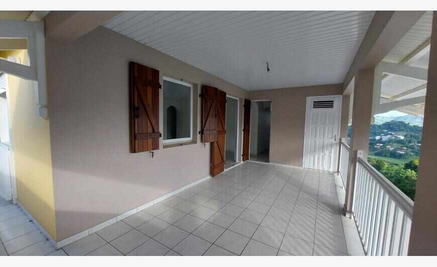 T4 beaux volumes en haut de villa
