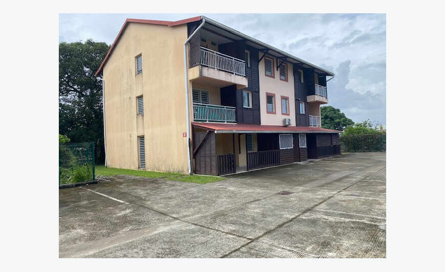 À Kourou, grand appartement avec terrasse avec Caro