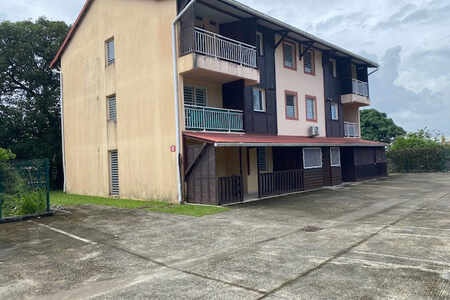 À Kourou, grand appartement avec terrasse avec Caro
