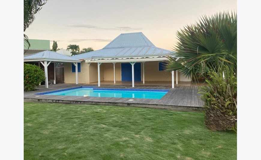 Baie Mahault, jolie villa P5 vue...