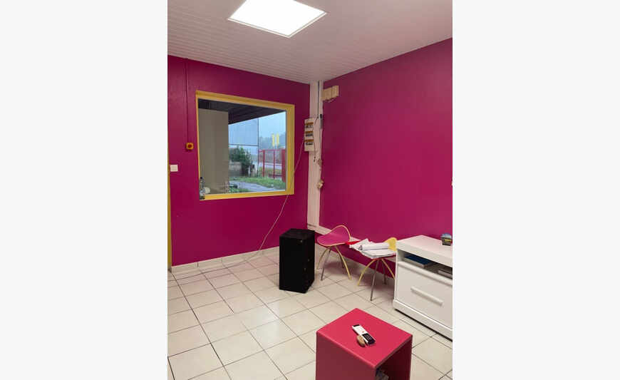 À Kourou, de 512m2 à louer 5000 Eur par mois