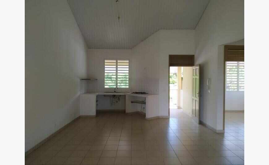 à Matoury : grand appartement avec...