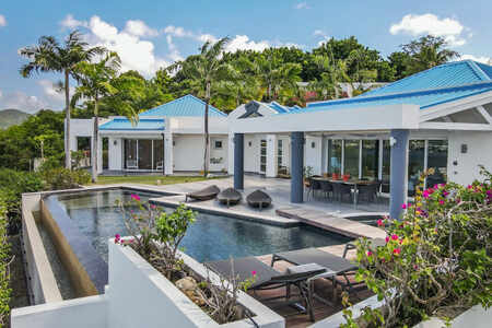 DeLuxe Villa Boat Slip gates community SXM